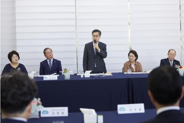 김동연, ‘호국보훈의 달’ 보훈단체장 만나 “참전명예수당 인상, 경기도 독립기념관 설립 등 역사 바로 세우기와 보훈가족 예우에 최선” 기사 이미지