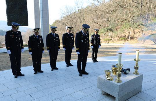 천안동남경찰서 이민수 서장, ‘천안인의 상’ 참배로 2026년 새해 업무 시작 기사 이미지