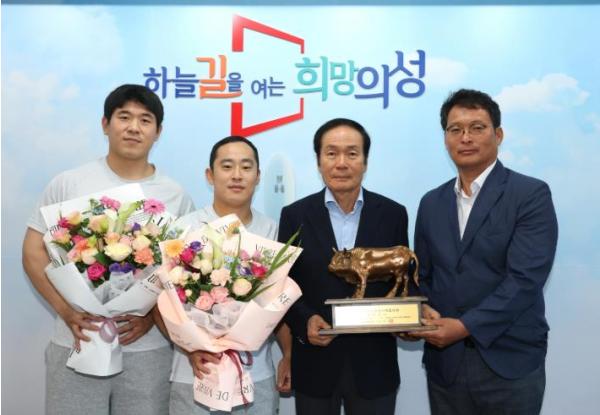 의성군청마늘씨름단 윤필재, 태백장사 꽃가마 다시 올랐다! 기사 이미지